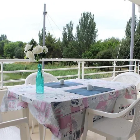 2 Pieces Avec Terrasse, Piscine, Et Parking Prive - La Rochelle, Les Minimes - Fr-1-246-91 *